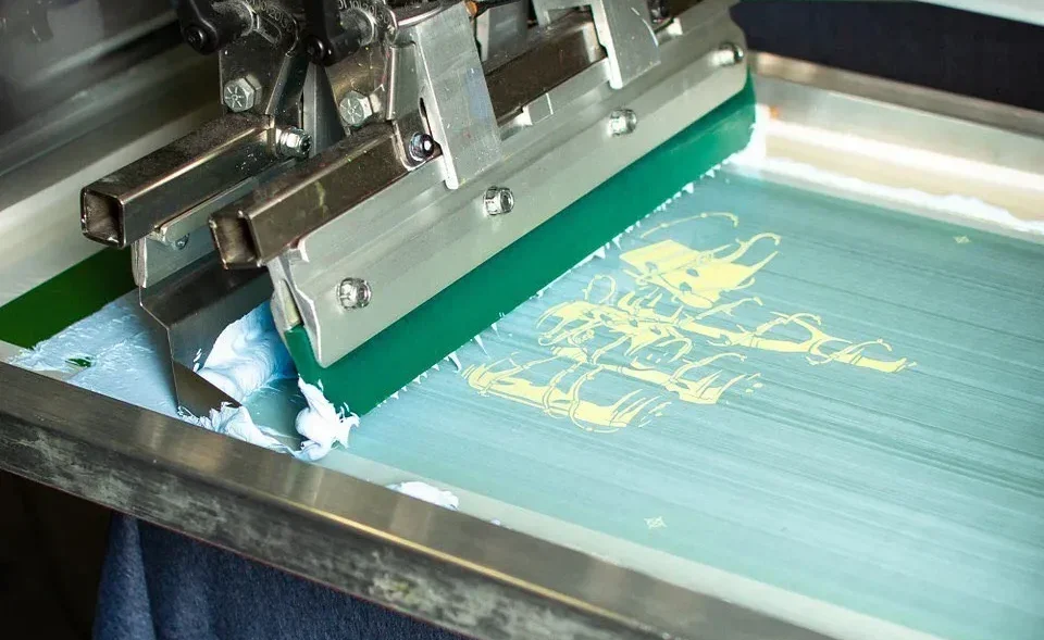 Close-up of Frelxpew screen printing machine applying a custom design to a T-shirt with precision.